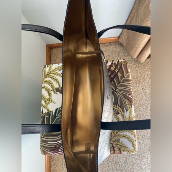 VS Large Tote - Picture 3 of 7